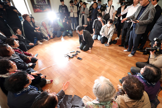 Chun makes a deep bow in front of some of the victims’ mothers at the May 18 Memorial Foundation in Gwangju on Friday. [YONHAP]