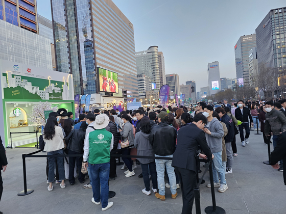 People lining up in front of Starbucks' booth set up by Shinsegae to get a free tumbler [SHIN HA-NEE]