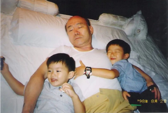 A photo of former president Chun Doo Hwan, center, and his two grandsons was shared by his grandson Chun Woo-won on Tuesday. [SCREEN CAPTURE] 