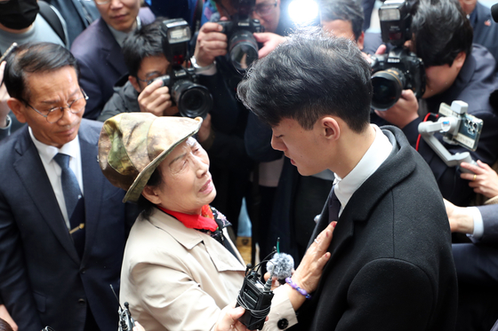 Chun Woo-won, right, grandson of the late military dictator and former President Chun Doo Hwan, apologizes to the victims and their surviving families of the May 18 Gwangju Uprising on Friday in Gwangju. [YONHAP]