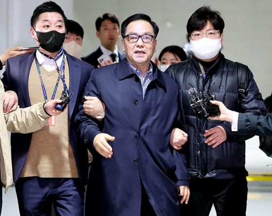 Cho Hyun-chun, center, a former head of the now-defunct Defense Security Command, is transferred to Seoul Western District Prosecutors' Office on Wednesday. [YONHAP]