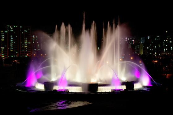 The musical fountain performs a music show in Ilsan Lake Park. [GOYANG CITY]