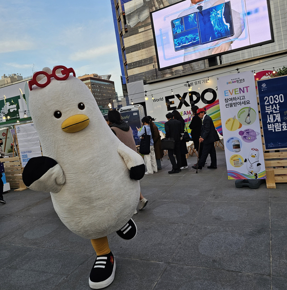 Boogi the seagull, 2030 Busan Expo mascot, poses for a photo outside the Busan Tourism Organization's exhibition zone at Gwanghwamun Square, central Seoul [SHIN HA-NEE]