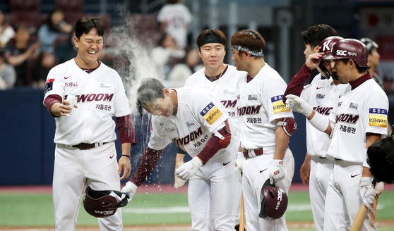 Kim Whee-jip of the Kiwoom Heroes, second from left, celebrates with his teammates after beating the Hanwha Eagles 7-6 at Gocheok Sky Dome in western Seoul on Sunday. Kim was walked with the bases loaded at the bottom of the ninth to give Kiwoom the win.  [NEWS1]