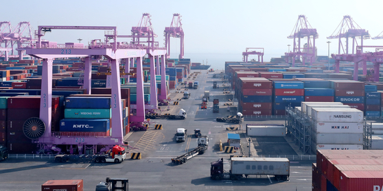 Containers being loaded at a port in Incheon on March 21. [NEWS1] 