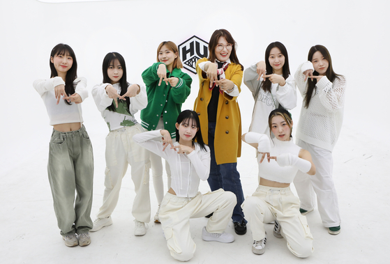 Shin Yona, dean of the Department of K-pop at Howon University at center, poses for photos with members of girl group A-plus after an interview with the Korea JoongAng Daily on March 23 at Howon University located in Gunsan, North Jeolla. [PARK SANG-MOON]