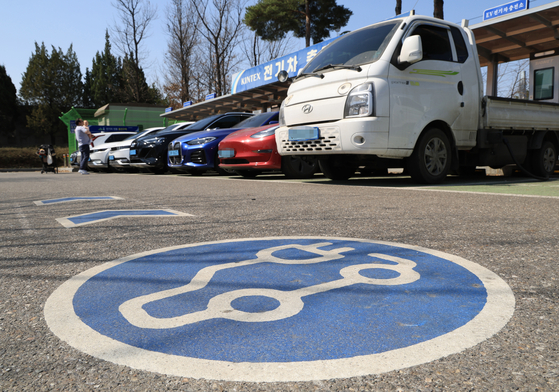 An electric vehicle charging station in Goyang, Gyeonggi, is pictured on Sunday. [YONHAP]