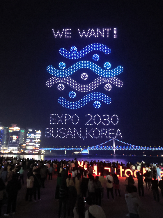 Busan flies 1,500 drones, a record number of drones deployed for a drone light show in Korea, displaying a 2030 Busan World Expo logo above Gwangalli Beach Saturday to welcome the enquiry mission delegation from the Bureau International des Expositions and rally support. [SONG BONG-GEUN] 