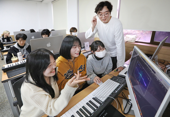 Students at the Department of K-pop take the digital audio workstation (DAW) class. [PARK SANG-MOON]