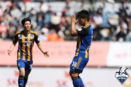 Ulsan Hyundai's Joo Min-kyu, right, chooses not to celebrate after scoring a goal in a K League game against his former team Jeju United at Jeju World Cup Stadium on Sunday. [KOREA PROFESSIONAL FOOTBALL LEAGUE]