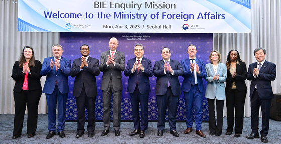 Foreign Minister Park Jin, fifth from left, Patrick Specht, president of the Bureau International des Expositions (BIE) Administration and Budget Committee, fourth from left, and members of the BIE delegation pose at the ministry in Seoul on Monday. [MINISTRY OF FOREIGN AFFAIRS]