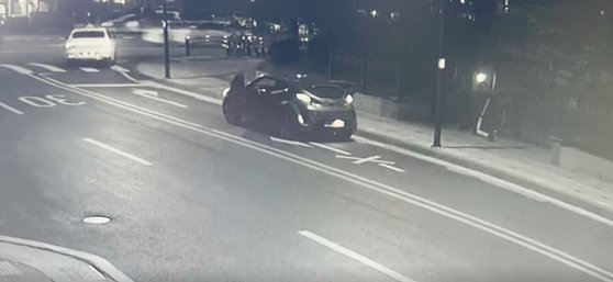 A vehicle used for the alleged kidnapping and murder of a woman in her 40s stops in front of an apartment complex in Yeoksam-dong in Gangnam District, southern Seoul on Wednesday night. [NEWS1] 