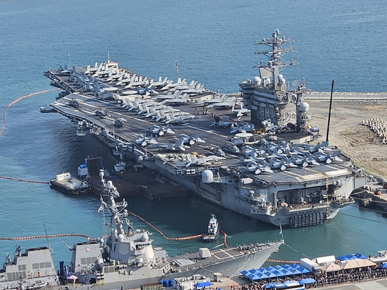 The USS Nimitz aircraft carrier arrives at a naval base in Busan on March 28 ahead of a joint naval exercise between South Korea and the United States. [NEWS1]