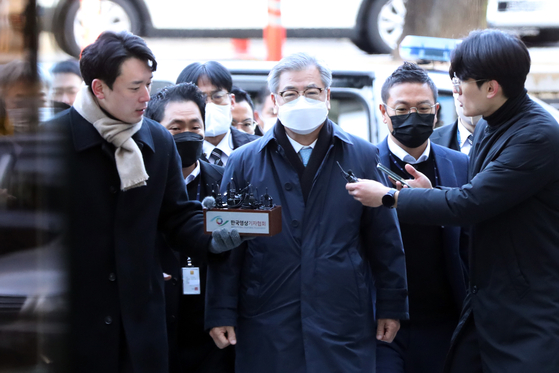 Suh Hoon, former director of the Blue House National Security Office (NSO), is surrounded by reporters at the Seoul Central District Court in central Seoul on Dec. 2. [NEWS1] 