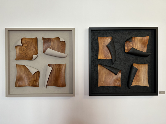Park Joo-hyung's wooden otchil (lacquer-coating) accessories, top, and enlarged canvas versions that have become wall art. [SHIN MIN-HEE]