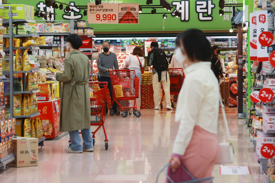 A grocery store in Seoul on Tuesday. Consumer price last month grew 4.2 percent year-on-year, which is the slowest in a year. However, fresh produce prices continued to rise sharply. [YONHAP]