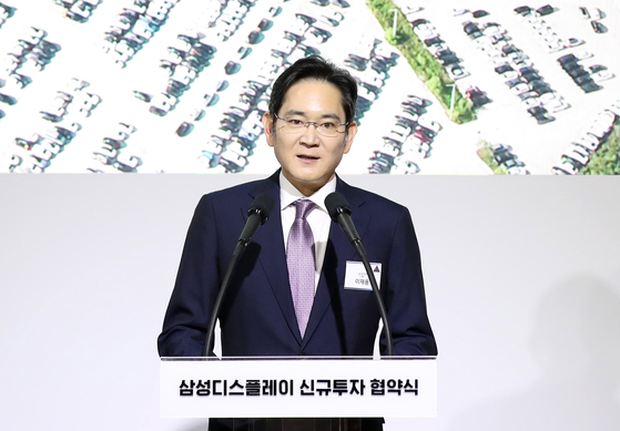 Samsung Electronics Executive Chairman Lee Jae-yong speaks at Samsung Display's factory in Asan, South Chungcheong, Tuesday after announcing a 4.1 trillion-won ($3.1 billion) investment into the factory. [YONHAP]