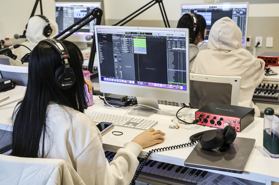 Students learn how to compose music at SM Universe. [KIM KYUNG-ROK]