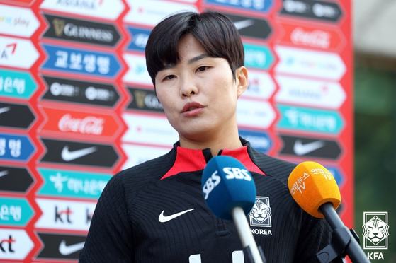 Ji So-yun speaks to reporters at the Paju National Football Center in Paju, Gyeonggi on Sunday. [YONHAP]