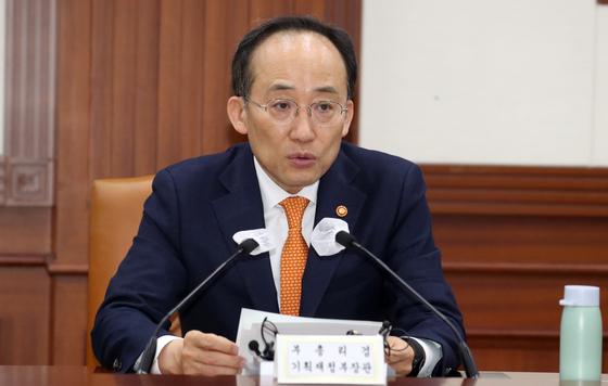 Finance Minister Choo Kyung-ho speaks during a meeting with economy-related ministers in Seoul on Wednesday. [NEWS1]