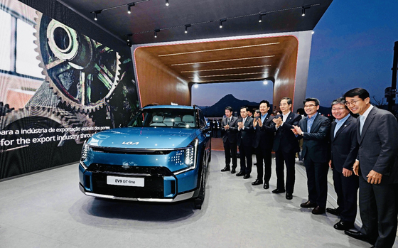 Prime Minister Han Duck-soo, Kia CEO Song Ho-sung and officials of the Busan Expo bidding committee take photos after watching Hyundai Motor Group’s promotional video and seeing its large-scale electric SUV “EV9” at Hyundai Motor’s exhibition hall at the Light it Up EXPO, which was held at Gwanghwamun Square in central Seoul. [HYUNDAI MOTOR]