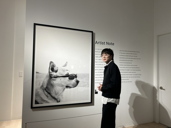 Yooyeon, otherwise known as Kang Seung-yoon of Winner, poses during a press event at StART PLUS gallery in late March for his first photography exhibition, "Sky Roof." [SHIN MIN-HEE]