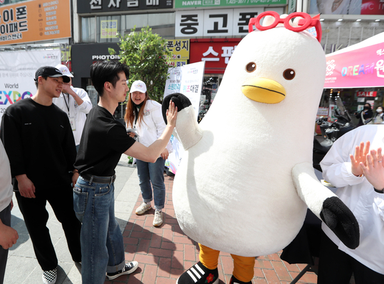 Boogi the seagull, Busan's mascot, promotes the city's bid to host the World Expo 2030 with the Expo Dream Expedition team at Dongseong-ro of Jung District in Daegu on March 29. [YONHAP]  