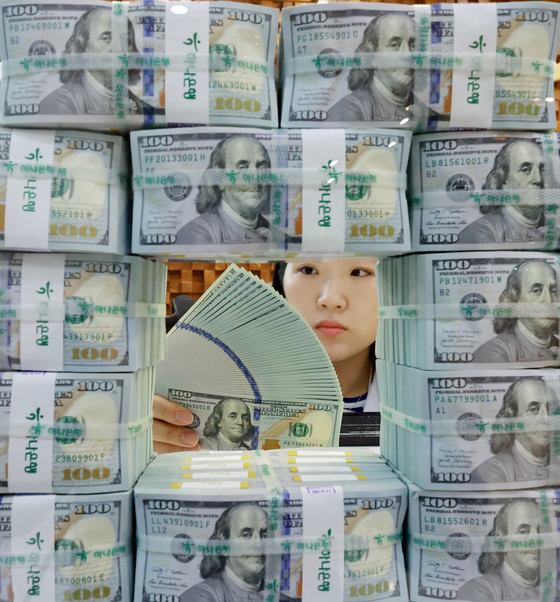 A bank employee sorts dollar bundles at Hana Bank's Counterfeit Notes Response Center in Jung District, central Seoul, on Wednesday. Korea's foreign exchange reserve in March stood at $426 billion, up $780 million on month. [YONHAP]