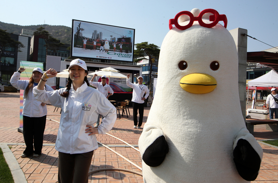 The Expo Dream Expedition team and Boogi the seagull, Busan's mascot, perform a flash mob dance in Suncheon, South Jeolla, where the Suncheonman International Garden Expo 2023 took place on March 31, to promote Busan's bid to host the World Expo 2030. [YONHAP] 〉