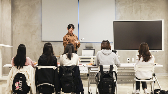 Students sit in an acting class offered at SM Universe. [KIM KYUNG-ROK]