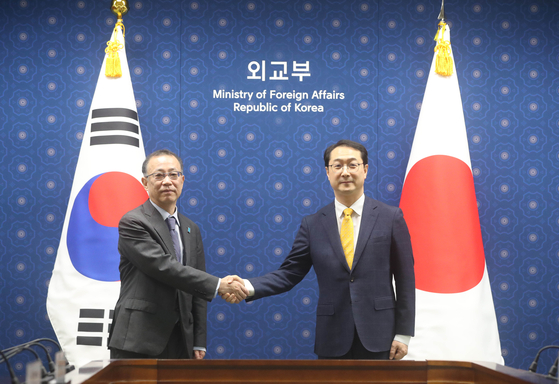 Kim Gunn, special representative for Korean Peninsula peace and security affairs, right, meets with Funakoshi Takehiro, director-general for Asian and Oceanian Affairs Bureau of Japanese Foreign Ministry in Seoul on Thursday. [YONHAP]