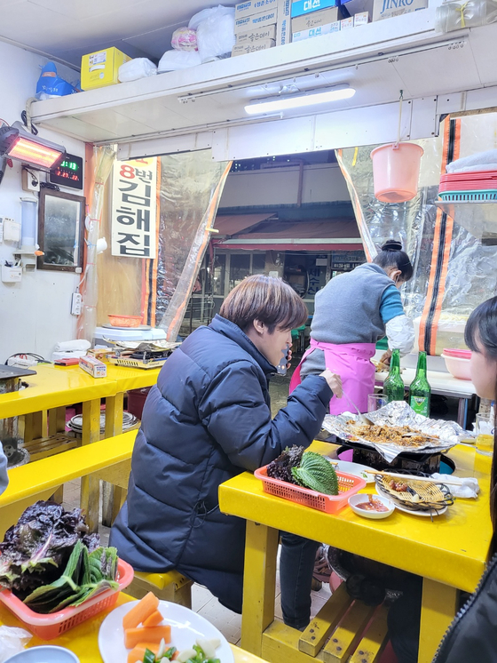 Ajimae at No. 8 Gimhaejip is busy preparing gomjangeo (inshore hagfish) for her customers. [YIM SEUNG-HYE]