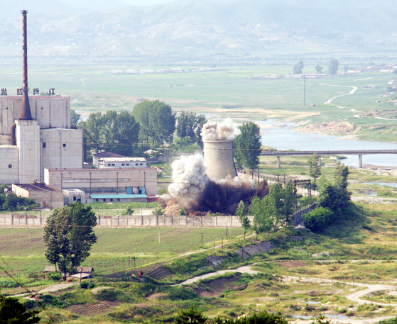 A cooling tower at North Korea's Yongbyon nuclear reactor is being demolished on June 27, 2008. [YONHAP]