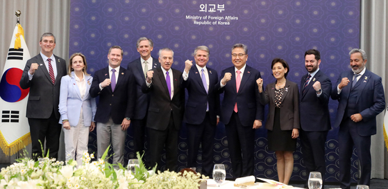 Foreign Minister Jin Park, fourth from right, poses for a commemorative photo with a U.S. congressional delegation of the House Foreign Affairs Committee, led by Rep. Michael McCaul, at a banquet to welcome them at the government complex in Jongno District, central Seoul Tuesday. [NEWS1]