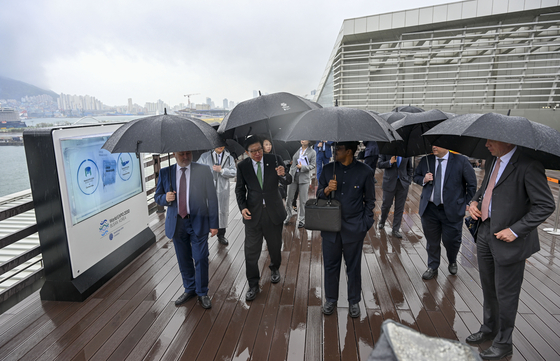 The BIE delegation looks around the expo site at an observation deck on the fifth floor of the BPEX on Wednesday. [YONHAP]