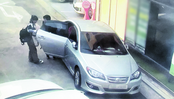 A CCTV footage on Monday shows two suspects involved in the drugged drink giveway case. [SEOUL GANGNAM POLICE STATION]