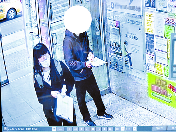  CCTV footage shows two suspects giving out fake drinks that contain drugs on Monday. [SEOUL GANGNAM POLICE STATION]