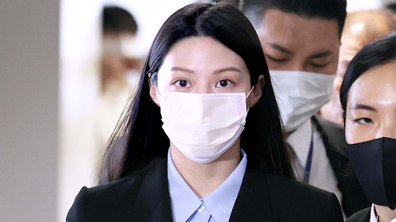 Former Justice Minister Cho Kuk's daugher Cho Min enters a hearing in Busan on March 16. [YONHAP]