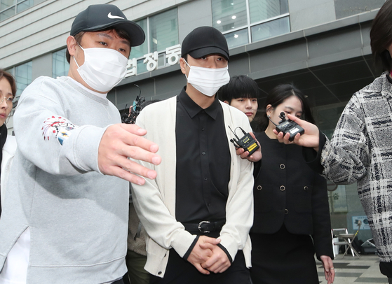Singer Shin Hye-sung of boy band Shinhwa leaves court on Thursday [NEWS1]