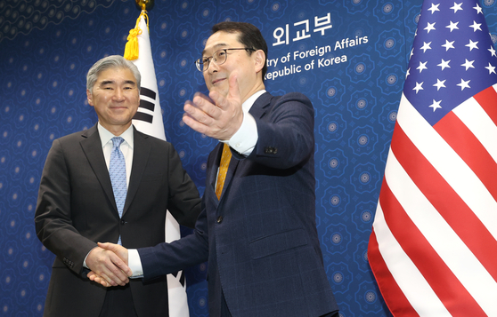 Kim Gunn, special representative for Korean Peninsula peace and security affairs, right, shakes hands with Sung Kim, the U.S. special representative for North Korea as they head into their meeting to discuss countermeasures to North Korea's weapons program at the Foreign Ministry in Seoul on Thursday. [NEWS1] 