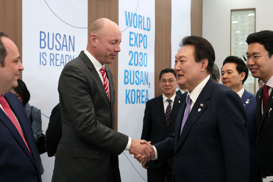President Yoon Suk Yeol, right, meets with Patrick Specht, president of the Administration and Budget Committee of the Bureau International des Expositions (BIE) and other members of the visiting delegation at Nurimaru APEC House in Busan on Thursday. [PRESIDENTIAL OFFICE]