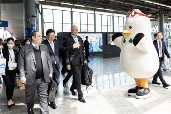 Boogi the seagull greets the Bureau International des Expositions (BIE) delegation arriving at Busan Station on Tuesday. [BUSAN METROPOLITAN CITY]