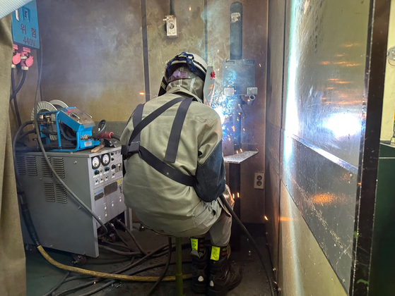 A Hyundai Heavy Industries' Technician conducts specialized welding training at Technical Education Institute in Ulsan on Tuesday. [SEO JI-EUN]