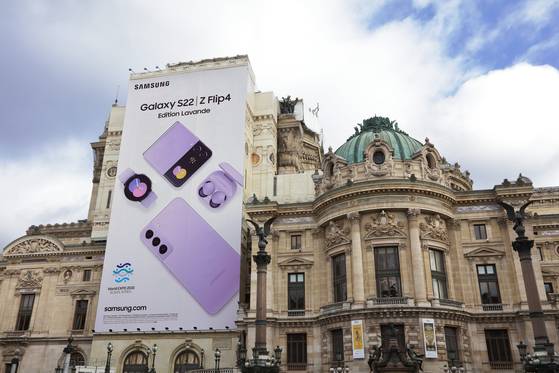 Samsung Electronics promotes Busan's bid to host the 2030 World Expo along with its Galaxy S22 and Galaxy Z Flip4 smartphone models in a large-scale advertisement installed outside the Opera Garnier building in Paris in tandem with the Bureau International des Expositions (BIE) meeting held on Nov. 28 and 29, 2022. [SAMSUNG ELECTRONICS]
