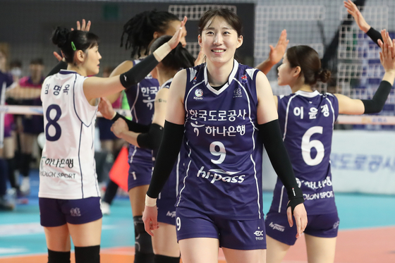 Gimcheon Korea Expressway Hi-Pass's Park Jeong-ah, center, reacts after her side scores a point during the third leg of the 2022-23 V League championship against the Incheon Heungkuk Life Pink Spiders at Gimcheon Gymnasium in Gimcheon, North Gyeongsang on Sunday. [NEWS1]