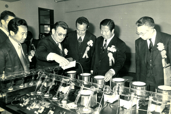 Korean and French guests tour Ajou University after celebrating the school’s first anniversary in 1974. [AJOU UNIVERSITY]