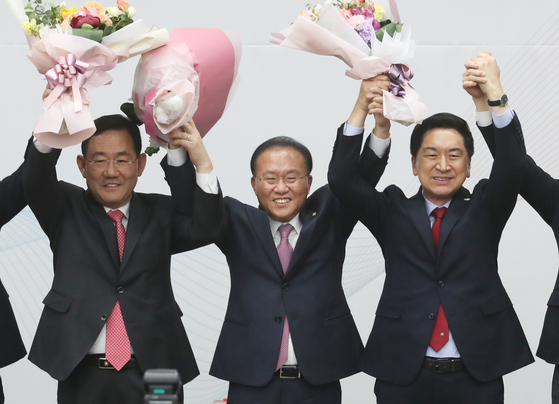 Rep. Yun Jae-ok, center, cheers after he is elected as the new floor leader of the conservative People Power Party (PPP) at the National Assembly in Yeouido, western Seoul, on Friday. [NEWS1]