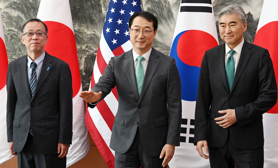 Kim Gunn, special representative for Korean Peninsula peace and security affairs, center, with Sung Kim, the U.S. special representative for North Korea, right, and Funakoshi Takehiro, director-general for Asian and Oceanian Affairs Bureau of Japanese Foreign Ministry, left, in Seoul on Friday, marking the three envoys’ first meeting this year. [NEWS1]