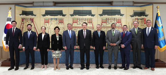 President Yoon Suk Yeol, center, poses for a photo with members of a U.S. congressional delegation at the presidential office in Seoul on Thursday. [PRESIDENTIAL OFFICE]