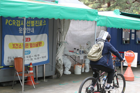 A person bikes past a vacant Covid-19 testing center in Daegu on Thursday. [NEWS1]